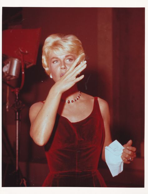 Doris Day....love this dress from the movie, "Pillow Talk" 1950s Glam, Doris Day Movies, James Garner, Michael Douglas, Doris Day, 1950s Style, Hollywood Star, Pillow Talk, 1950s Fashion