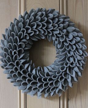 Grey Christmas Felt Wreath Felt Wreath, Grey Christmas, Christmas Felt, Contemporary Christmas, Wedding Wreaths, Felt Decorations, Xmas Ideas, Wreath Crafts, Felt Hearts