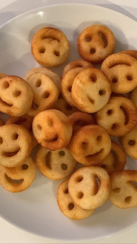 3 Ingredient Dog Cake, Smiley Face Fries, Tattoo Food, Cake Desert, Food Nail Art, Desert Cups, Food Recipes For Dinner, Quotes Food, Wallpaper Food