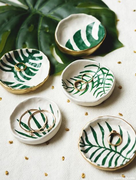 DIY: clay jewelry dishes Diy Keramik, Diy Dish, Craft Images, Dekor Diy, Tanah Liat, Trinket Bowl, Diy Rings, Cool Ideas, Mason Jar Diy