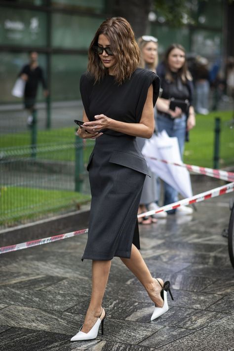 Christine Centenera Style, Oversized Tailoring, Christine Centenera, Balcony Decoration, Milan Fashion Week Street Style, Milan Street Style, Effortlessly Chic Outfits, Milan Fashion Weeks, Paris Street Style