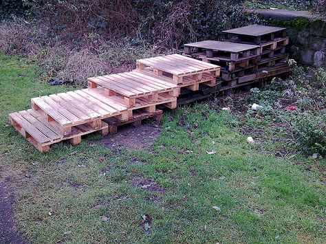 Pallet Steps by suburbanslice, via Flickr Pallet Steps, Diy Stairs Outdoor, Pallet Stairs, Stratford London, Small Deck Decorating, Summer Deck, Pallet Shed, Back Deck Decorating, Used Pallets