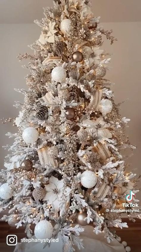 Champaign Christmas Tree, Christmas Themed Decor Ideas, Beige Christmas Tree Decor, Champagne Christmas Tree, White Xmas Tree, Themed Trees, Glam Christmas Tree, Beige Christmas, Winter Whimsy