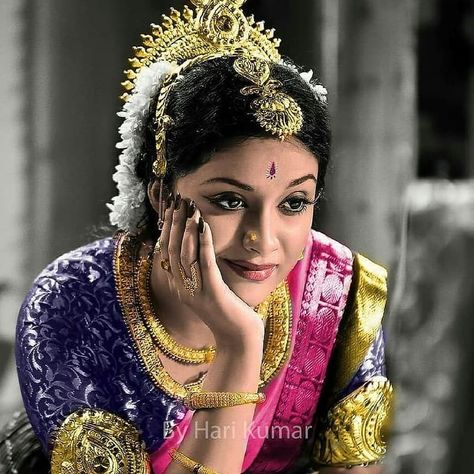 Nadigayar Thilagam, Mahanati Savitri, Whatsapp Dps, Keerthi Suresh, Keerthy Suresh, Vintage Photoshoot, Asian Jewelry, Photoshop Painting, South Actress