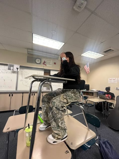 Camo Pant Outfits, School 0.5 Pics, Camo Jeans Outfit, Camouflage Pants Outfit, Camo Pant, Camo Pants Outfit, Fatigue Pants, Cargo Outfit, Cargo Pants Baggy