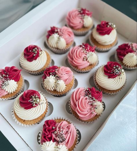 Fancy Cupcakes Decorating Ideas Birthday, Fancy Red Velvet Cupcakes, Easy Bridal Shower Cupcakes, Mixed Style Cupcakes, Cupcakes Fancy Decoration, Cupcakes For Women Birthday, Elegant Birthday Cupcakes, Simple Pretty Cupcakes, Pink Frosted Cupcakes