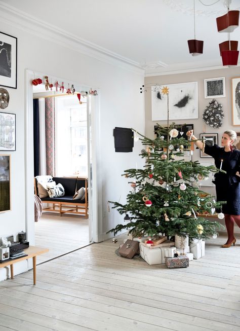 An Art-Filled Danish Home Decorated For Christmas — THE NORDROOM Zara Home Christmas, Scandinavian Loft, Ikea Christmas, English Cottage Decor, Danish Christmas, Danish Interior, Target Christmas, Scandi Christmas, Stylish Apartment