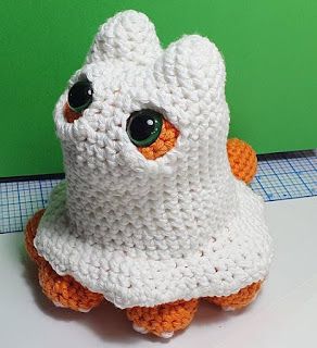 PATRONES AMIGURUMI GRATIS: PATRON GRATIS GATO FANTASMA AMIGURUMI 62747 Ghost Dresses, Cat Dress, Ghost Costume, Little Cat, Ghost Cat, Spooky Ghost, Cat Dresses, Halloween Crochet, A Ghost