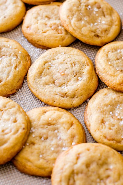 You've Never Tasted Anything Like These Salted Vanilla Toffee Cookies  - Delish.com Toffee Cookies Recipe, Toffee Cookie Recipe, Sallys Baking, Veggie Recipe, Toffee Cookies, Baked Cookies, Easy Veggie, Caramel Cookies, Bar Recipes