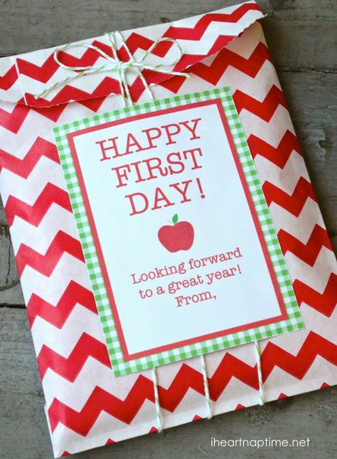 12 Free Back To School Printables I Heart Nap Time | I Heart Nap Time - Easy recipes, DIY crafts, Homemaking Inexpensive Teacher Gifts, Back To School Printables, Teachers Appreciation Week Gifts, Teacher Treats, Teacher Appreciation Printables, Back To School Party, School Printables, School Teacher Gifts, 1st Day Of School