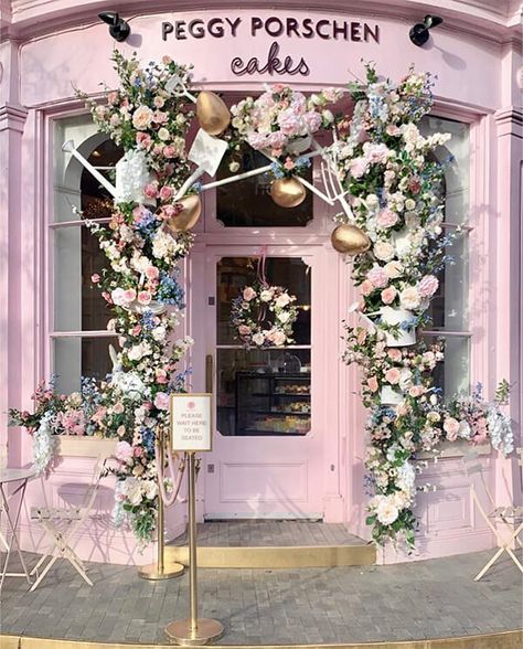 Peggy Porschen Cakes, London Victoria, Peggy Porschen, Boutique Inspiration, Victoria Station, Shop Aesthetic, Flower Installation, Flower Pots Outdoor, Flower Store