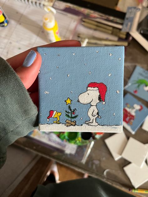 Peanuts Christmas Painting, Cute Snowmen Paintings, Snoopy Christmas Crafts, Cute Christmas Painting Ideas Easy, Charlie Brown Canvas Painting, Snoopy Art Painting, Christmas Painting Inspo Easy, Cute Paintings Christmas, Mini Canvas Gift Ideas