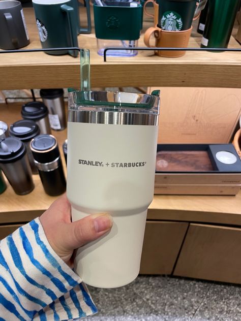 Stanley Starbucks Tumbler, Starbucks X Stanley, Stanley X Starbucks, Starbucks Stanley Cup, Taza Aesthetic, Starbucks Cup Aesthetic, Starbucks Stanley, Copo Starbucks, Starbucks Bottles