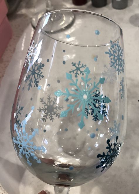 Christmas Glass Painting Ideas Easy, Glass Painting Designs Christmas, Christmas Wine Glass Painting Ideas, Wine Glass Painting Ideas Easy Christmas, Christmas Painted Wine Glasses Diy, Winter Wine Glass Painting, Christmas Wine Glasses Diy Painted, Christmas Wine Glass Painting, Wine Glass Painting Christmas