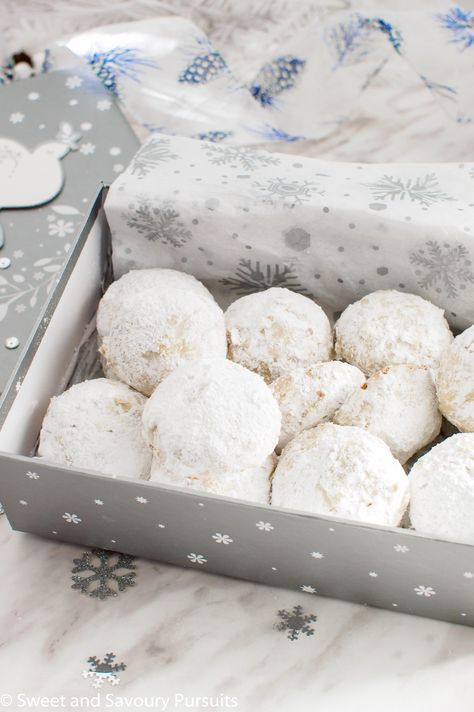 These Powdered Sugar Almond Cookies are made with ground and toasted almonds. They're a delicate, not overly sweet classic cookie often served during the holidays. via @Sweet and Savoury Pursuits Cookies With Powdered Sugar, Biscoff Cookie Butter, Powder Sugar, Almond Meal, Ginger Snap Cookies, Sweet Cookies, Cookie Tray, Classic Cookies, Almond Cookies