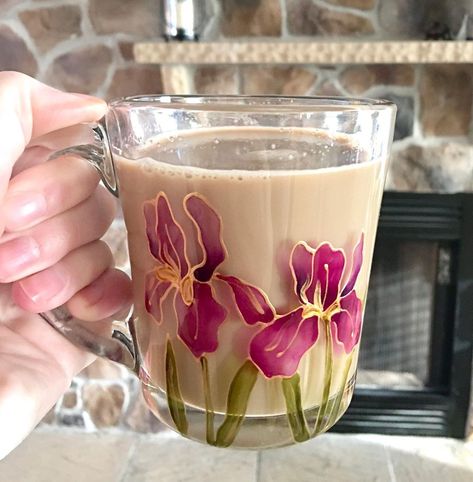 Jenny Mothershead on Instagram: “Fill ‘er up! ☕️ What is/was in your cup this morning?⁣ ⁣ #jennymothersheadart #handpaintedglass #paintedmug #mugsofinstagram #tealover…” Glass Painting On Glass Cup, Painting On Glass Cups, Glass Cup Painting Ideas Easy, Drawing On Glass Cups, Glass Cup Painting Ideas, Glass Cup Painting, Cup Painting Ideas, Living Room Decor Diy, Mug Painting Ideas