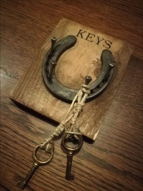 Horseshoe Key Holder, Horseshoe Crafts Projects, Horse Barn Ideas Stables, Cowboy Crafts, Ranch House Decor, Horseshoe Projects, Barn Wood Projects, Horseshoe Decor, Wood Art Projects