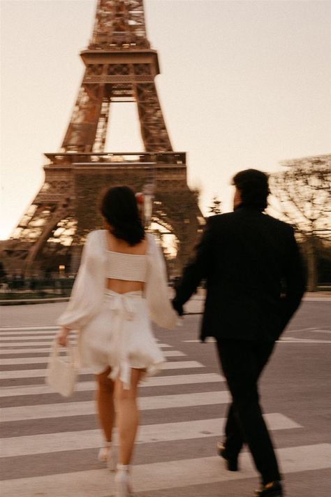 Inspiration engagement couple photoshoot sunset Eiffel Tower blurry aesthetic Couple Photoshoot Paris, Couples Photoshoot In Paris, Prewedding Poses, Paris Romantic Photography, Couple Shoot In Paris, Couples In Paris Photography, Eiffel Tower Couples Photoshoot, Paris Shoot, Photoshoot Sunset