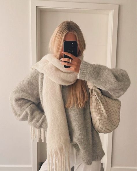 Mood for the day: vanilla girl aesthetic Consisting of, light colours like beige and white with comfy items and gold jewellery ⭐️🍯🫧🧸🌙 #fashion #fashionstyle #clothes #style #styleinspiration #styleinspo #styleblogger #outfitinspiration #outfitoftheday #outfit #outfitideas Vanilla Winter Aesthetic, Winter Mood Board Aesthetic, Light Gray Outfit, Light Fall Aesthetic, Vanilla Girl Winter, Vanilla Girl Clothes, Vanilla Girl Style, White Beige Aesthetic, Vanilla Outfit