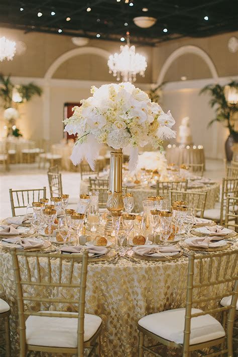 White Table Decorations, Ivory Wedding Decor, Ideas Aniversario, Quince Decor, Gold Wedding Centerpieces, White And Gold Decor, Gold Wedding Reception, Making A Wedding Dress, White Wedding Decorations