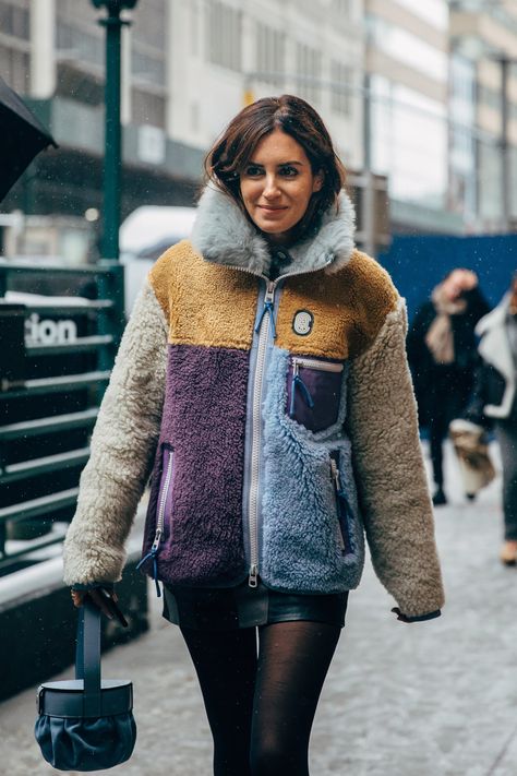 New York Fashion Week Day 6 Fleece Jacket Street Style, City Winter Outfit, Gala Gonzalez, Fall Fashion Coats, Fall Fashion Trends Women, Trendy Jackets, Street Style Trends, Mode Inspo, Fashion Week Street Style