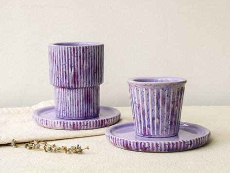 💎 Cute and unique, handmade ceramic tumbler cups with saucer. Perfect to brighten up your drinks with their chic and cheerful look.  🌈 The cups have an eye-catching look combined with an elegant aesthetic. The fluted design gives a sophisticated look and purple and clear crystals and dark blue specks pop up on the light purple glaze.  👌 Made with love and attention to detail, these cups feature a unique hand-painted design that adds a touch of elegance to your coffee routine. Their high-quali Coffee Cups Unique, Turkish Coffee Cups, Pottery Painting Designs, Ceramic Tumbler, Elegant Aesthetic, Ceramics Pottery Art, Clay Art Projects, Ceramics Ideas Pottery, Coffee Routine