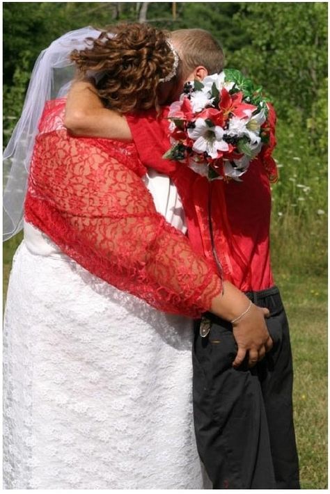 This tender moment between newlyweds Funny Awkward Photos, Worst Wedding Photos, Ugly Wedding, Fat Bride, Ugly Wedding Dress, Tacky Wedding, Worst Wedding Dress, Awkward Wedding Photos, Funny Wedding Pictures