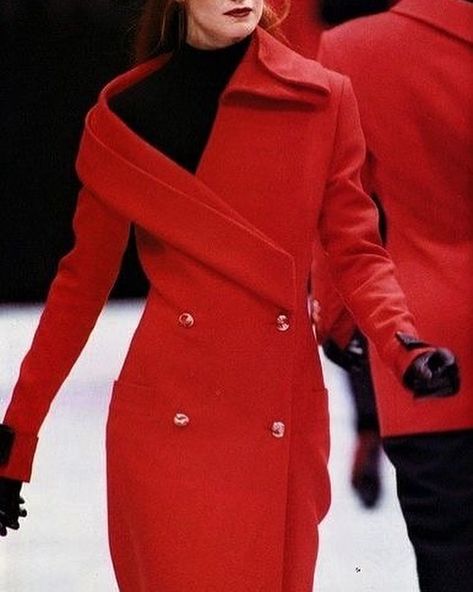 Fay Hart (@theladyofthegoldrings) posted on Instagram: “#elegant #design #style #colour #details #1988 #gianniversace #feminine #fashion” • Jun 8, 2022 at 9:04pm UTC Versace Catwalk, Versace Coat, Versace Runway, 90s Runway Fashion, Versace Fashion, Versace Couture, Feminine Fashion, 1980s Fashion, Runway Show