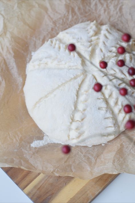 A round loaf of spelt bread with a decorative spruce-patterned scoring design, dusted with flour and resting on parchment paper and a wooden chopping board. Scoring Patterns, Sourdough Scoring, Festive Bread, Spelt Bread, Bread Scoring, Winter Baking, Christmas Bread, Bread Art, Spruce Tree