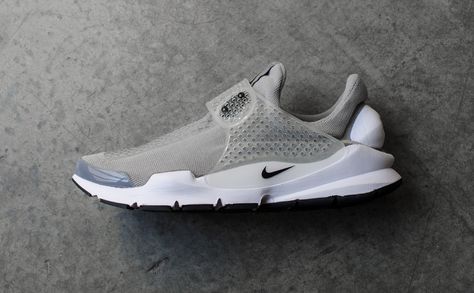 Nike Sock Dart 2016 Nike Shocks, Dream Sneakers, Nike Sock Dart, Sneaker Bar, Lounge Clothes, Business Clothing, Sporty Shoes, Nike Presto, Casual Shoes Outfit