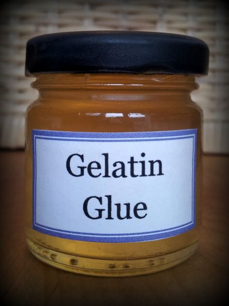 Tacky Glue (Gelatin Glue) This glue dries clear(ish).  You will notice a very slight yellow tinge.  But this doesn’t matter when using it for labels or stickers, does it :) Ingredients 1 packet of unflavoured Gelatin** (I recommend Knox, available HERE from Amazon) 4 tbsp water (3 of which should be boiling) 1 tbsp white vinegar (you can use malt vinegar, but you’ll get brownish glue) 1 tsp glycerin ** 1 packet of Gelatin is equal to 7 g, 1/4 oz, or 1 tbsp Method Let gelatin bloom in 1 t Home Made Glue, Glue Recipe, How To Make Glue, Diy Mod Podge, Diy Glue, Boiled Water, Homemade Art, Unflavored Gelatin, Making Paper