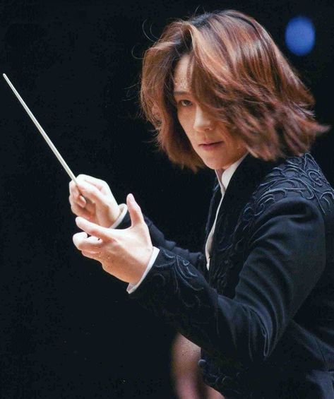 Music Conductors Poses, Musical Conductor Pose, Music Conductor Aesthetic, Conductor Pose Reference Drawing, Composer Pose Reference, Orchestra Conductor Pose, Music Conductor Pose, Wizard Pose Reference Drawing, Conductor Reference