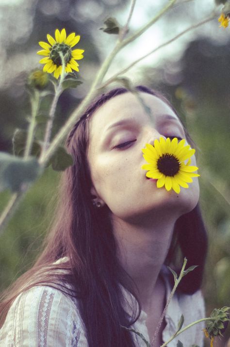 Flower child. Estilo Hippie, Hippie Life, 인물 사진, Flower Field, Black & White, Flower Child, Black And White Photography, White Photography, Picture Perfect