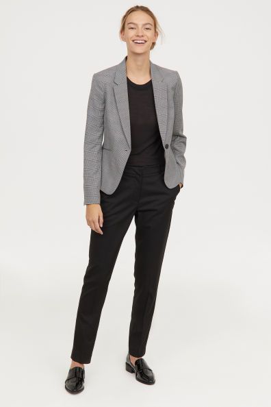 Fitted jacketModel Suits For Women Work, Women Business Attire, Chic Business Attire, Women Work Outfits, Gray Suits, Formal Business Attire, Women Professional Attire, Business Professional Attire, Outfit Blazer