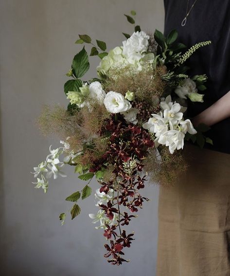 Moody Wedding Flowers, Earthy Wedding, Winter Bouquet, Portugal Wedding, Moody Wedding, Flower Therapy, Nc Wedding, Botanical Wedding, White Bouquet