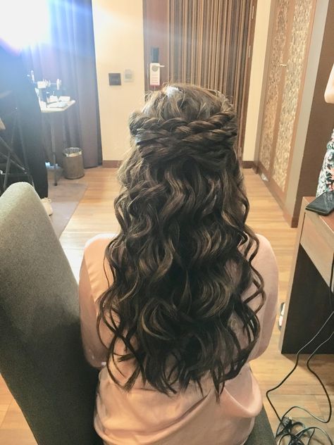 Hairstyles For Maid Of Honor, Maid Of Honour Hair, Long Hair Maid Of Honor Styles, Matron Of Honor Hairstyles, Maid Of Honour Hairstyles, Hair Style Bride, Long Dresses With Sleeves, Maid Of Honor Hairstyles, Bridesmaid Hair Messy