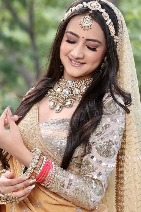 Here's how you can re-create Alia Bhatt's Wedding look like a pro. Check out more on Weddingbazaar.com #weddingbazaar #indianwedding #celebritywedding #bigfatindianwedding #aliabhatt #aliabhattwedding #aliabhattandranbirkapoor #aliabhattweddingphotos #aliabhattweddingpictures #ranbirkapoor #ranbirkapoorwedding #ranbirkapoorweddingphotos #sabyasachisaree #sabyasachisherwani #sabyasachijewellery #sabaysachisaree #sabaysachisareewhite #sabaysachisareeivory #sabaysachisareealiabhatt #sheeshphool New Dress Design Indian, Makeup Artist Working, Open Hairstyle, Open Hair, Indian Bride Makeup, Saree Hairstyles, Celebrity Bride, Bridal Makeup Images, Asian Bridal Dresses