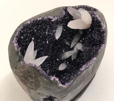 Amethyst geode with calcites Amethyst Stalactite, Black Amethyst, Amethyst Geode, Rocks And Minerals, Stones And Crystals, Snow Globes, Amethyst, Gems, Crystals