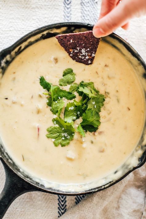 Green Chili Queso Dip, Green Chili Queso, Queso Dip Easy, Green Chile Queso, Chili Queso Dip, Chili Queso, Chile Recipe, White Queso Dip, Green Chile Recipes