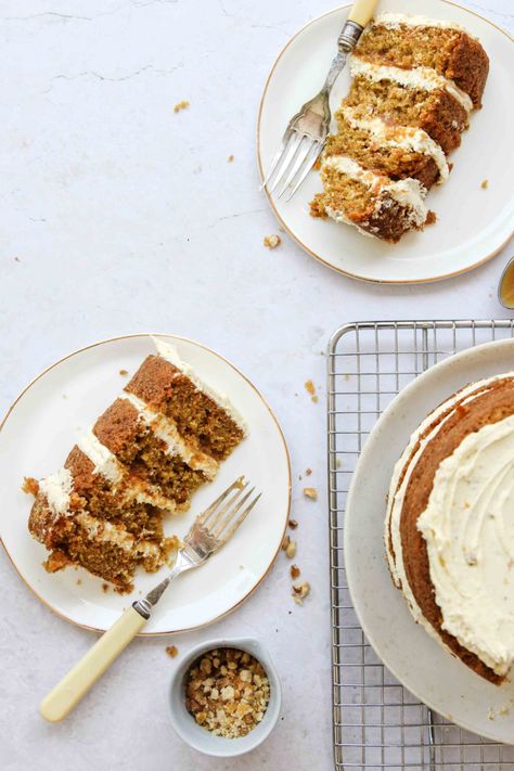 Traditional Carrot Cake Recipe, Carrot Layer Cake, Thyme Cake, Caramel Recipe, Ginger Cake, Luxury Wedding Cake, Cakes To Make, Bakery Ideas, Caramel Recipes