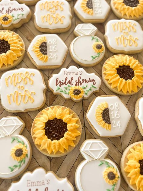 Sunflower Bridal Shower Cookies, Sunflower Cookie Cake, Sunflower Cookies Decorated, Fall Decorated Cookies, Sunflower Cookies, Engagement Cookies, Sunflower Themed Wedding, Sunflower Bridal Shower, Bridal Shower Cookies