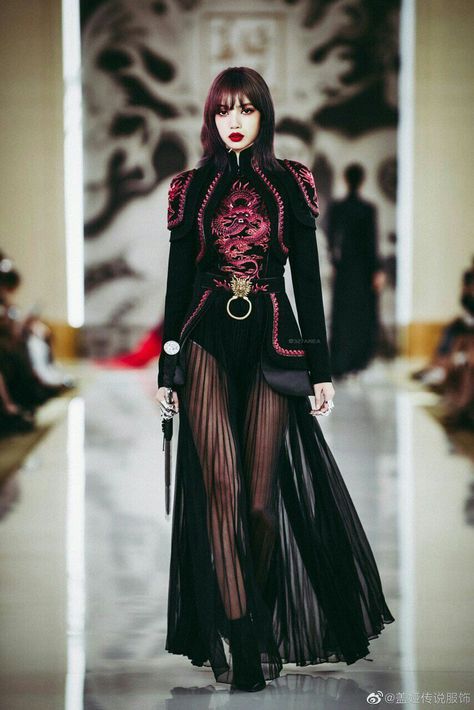 Haute Couture Streetwear, Korean Haute Couture, Haute Couture Aesthetic Wallpaper, Futuristic Asian Fashion, Dark Feminine Look, Chinese High Fashion, Dark High Fashion, Chinese Inspired Outfits, Korean High Fashion