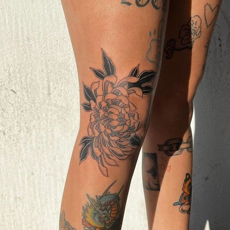 Elbow Frame Tattoo, Flower Under Knee Tattoo, Knee Tattoo Cover Up, Knee Tattoo Flower, Matching Knee Tattoos, Tattoo Ideas Geometric, Knee Tattoo Ideas, Hai Tattoo, Knee Tattoos