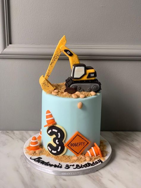 Kids Construction Cake, Construction Theme Cake, Excavator Cake, Construction Birthday Party Food, Digger Cake, Construction Birthday Cake, Toddler Birthday Cakes, Truck Birthday Cakes, Boys First Birthday Cake