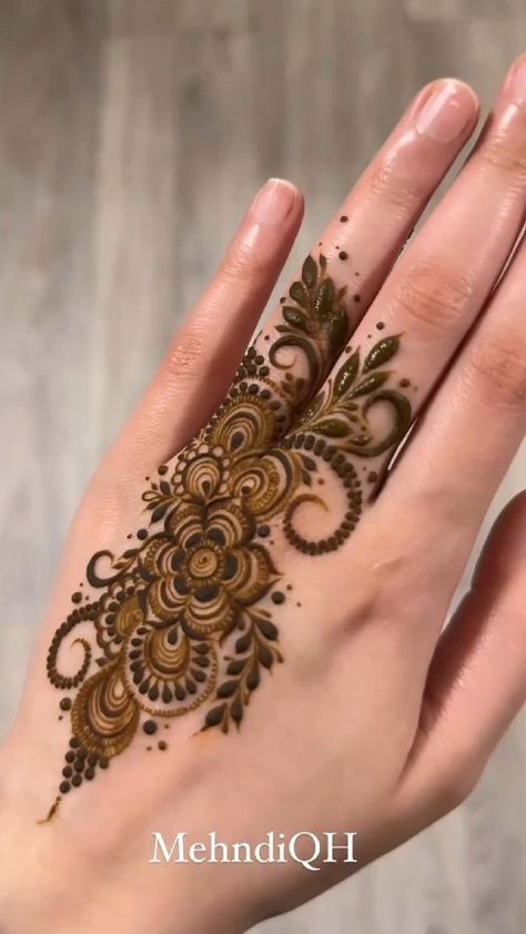 Gorgeous Henna Designs, Small Henna Designs, Henna Designs Wrist, Finger Henna Designs, Henna Tattoo Designs Hand, Henna Art Designs, Latest Henna Designs, Rose Mehndi Designs, Very Simple Mehndi Designs