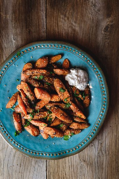 Za'atar Roasted Carrots with Labne. These roasted carrots are so easy to make and the za'atar seasoning gives them the perfect pop of flavor. Pairing the savory with the sweetness. Labne on the side makes for perfect dipping! A wonderful side dish perfect year round! #roastedcarrots Easy Roasted Carrots, Carrots Recipes, Beautiful Meals, Yummy Veggies, Sides Dishes, Fitness Blogs, Sides Recipes, Za Atar, Holiday Side Dishes