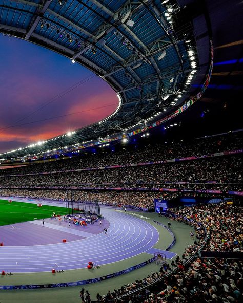 Paris2024 | The Parisian sky is on fire for the 100m final! #Paris2024 📸 Paris 2024 | Instagram Track And Field Sports, Olympic Track And Field, Stars In Your Eyes, Athletics Track, Everything Now, Paris Vibes, Track And Field Athlete, Life Vision Board, Strange Places