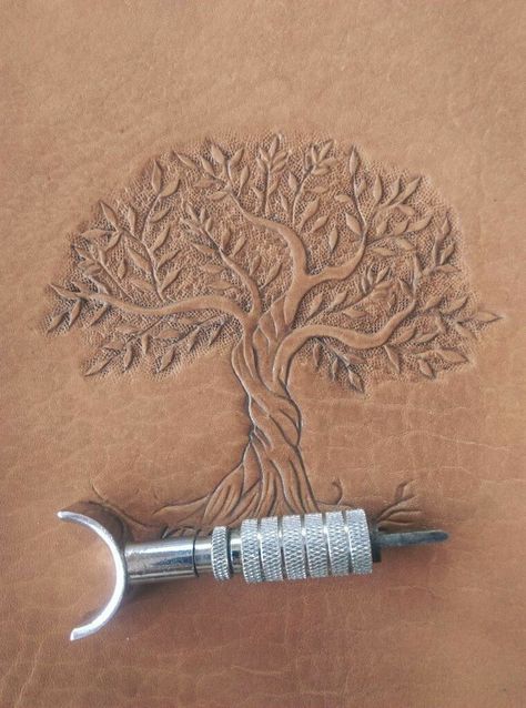 Diy Leather Engraving, Leather Accessories Diy, Leather Belt Crafts, Diy Leather Working, Leather Working Projects, Custom Leather Work, Leather Artist, Leather Working Patterns, Diy Leather Projects