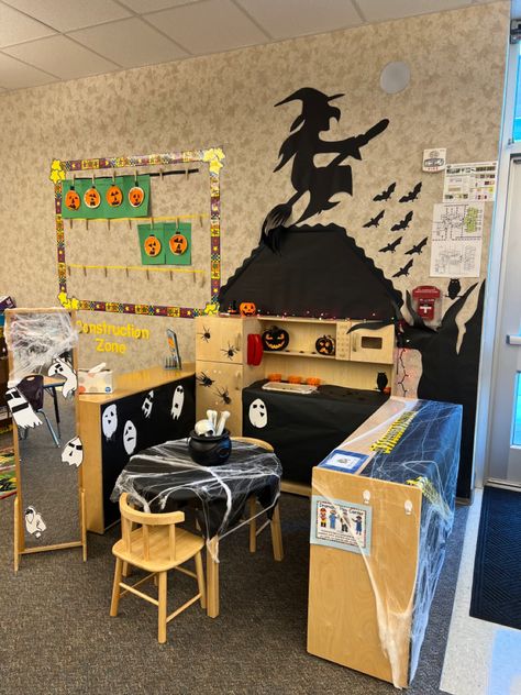 Haunted House Dramatic Play Preschool, Halloween Role Play Area, Halloween Dramatic Play Center, Haunted House Dramatic Play, Dramatic Play Ideas Preschool, Halloween Dramatic Play, Dramatic Play Centers Preschool, Role Play Areas, Halloween Sensory