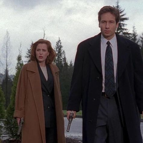 Scully & Mulder | The X Files Scully And Mulder Costume, Scully X Files Outfits, X Files Scully And Mulder, Mulder And Scully Costume, X Files Scully Outfits, X Files Halloween Costume, Scully Outfit, Scully Outfits, Dana Scully Costume